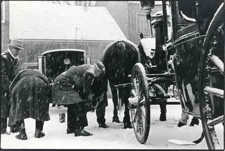 400823 Afbeelding van het aanbrengen van sneeuwijzers bij de paarden ( op scherp zetten van de paarden ) van ...